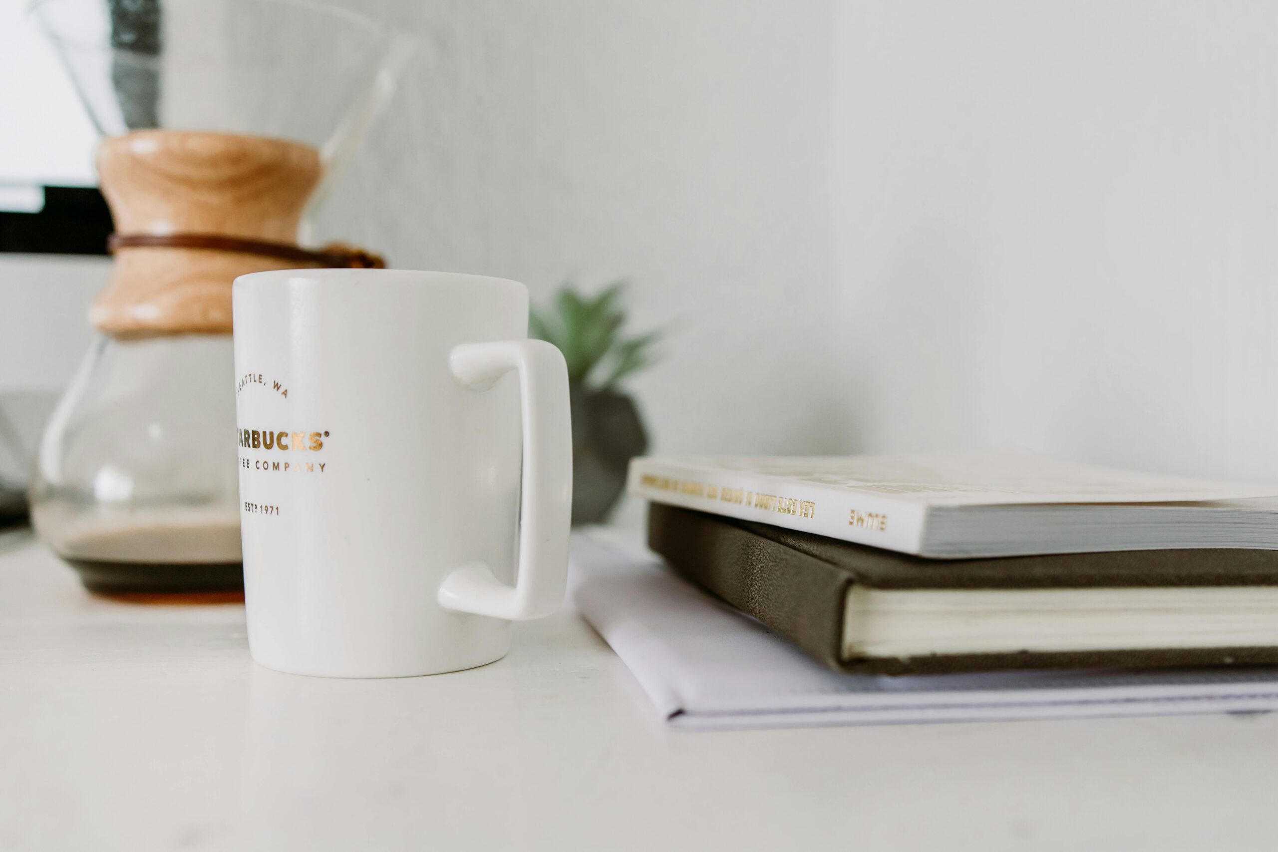 Weiße Tasse In Der Nähe Von Buch