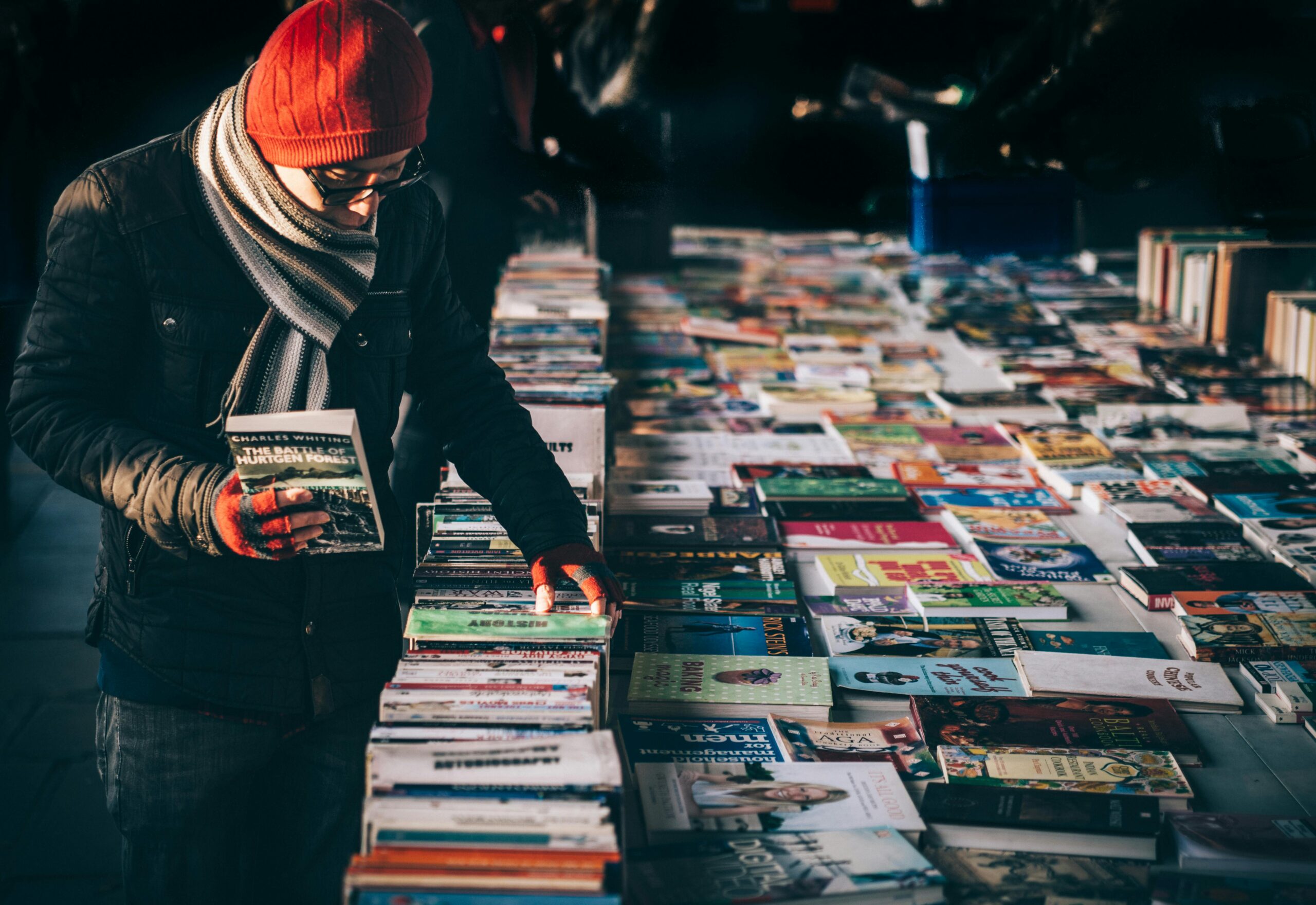 Person, Die Buch Beim Durchsuchen Des Buchlots Hält