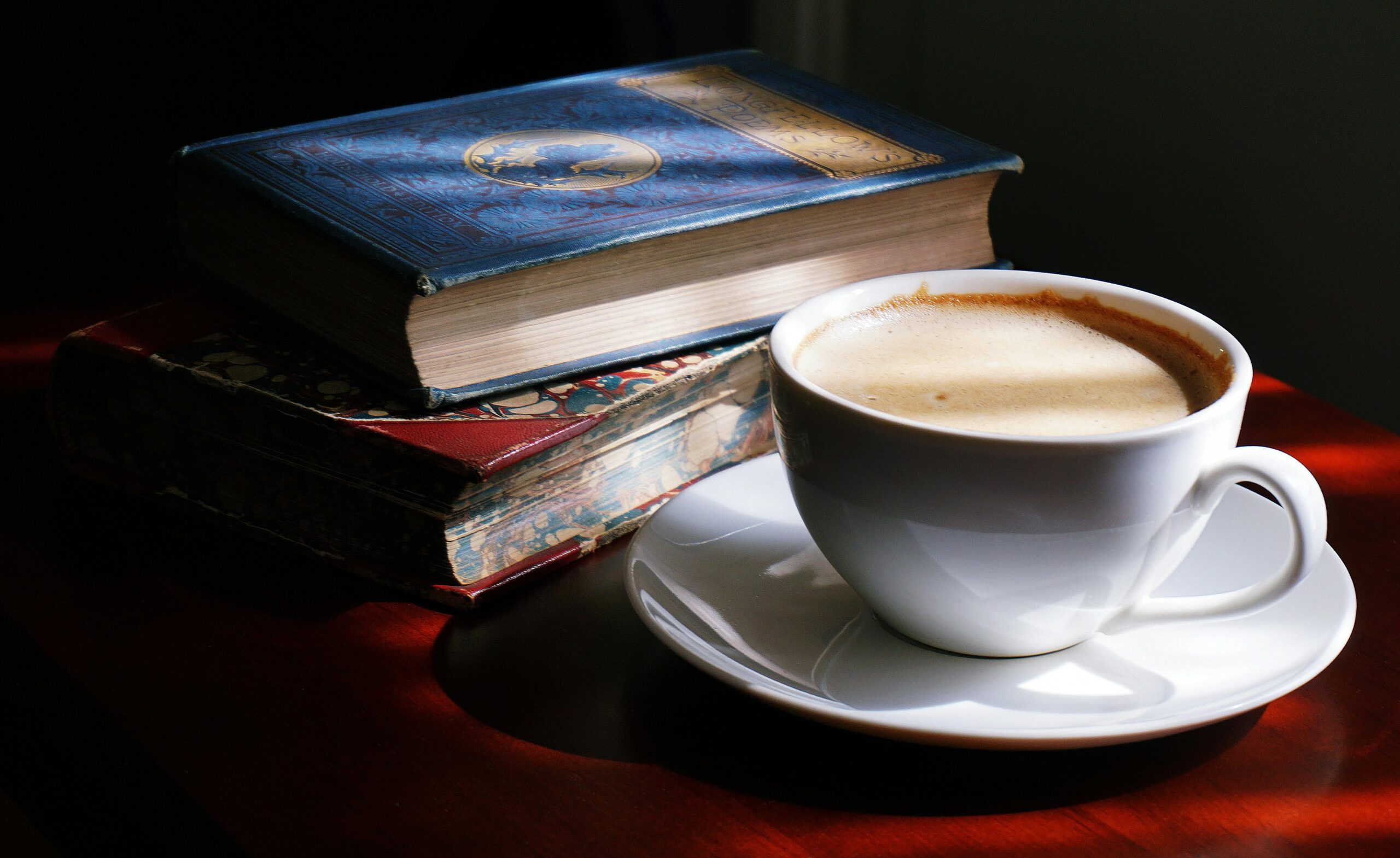 Weiße Teetasse Und Untertasse Neben Büchern