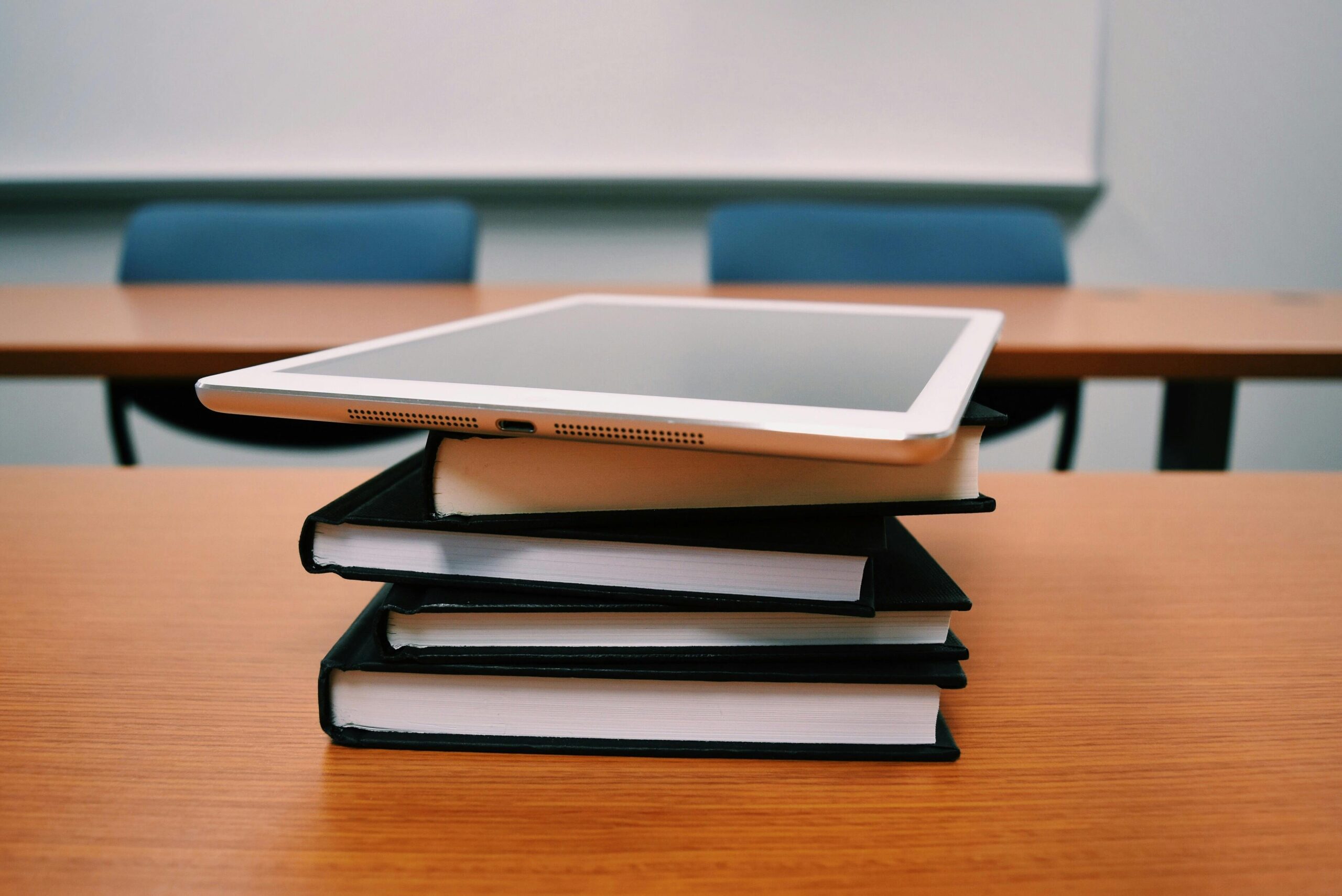 Silbernes Ipad Auf Bücherstapel