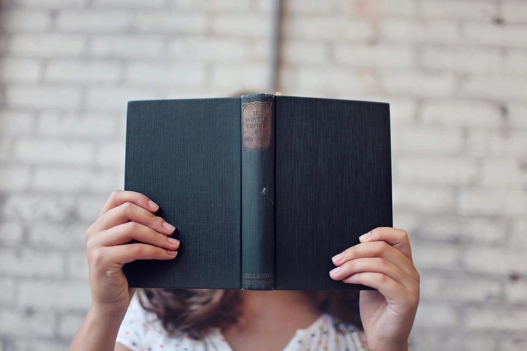 Selektiver Fokus Fotografie Der Frau, Die Buch Hält