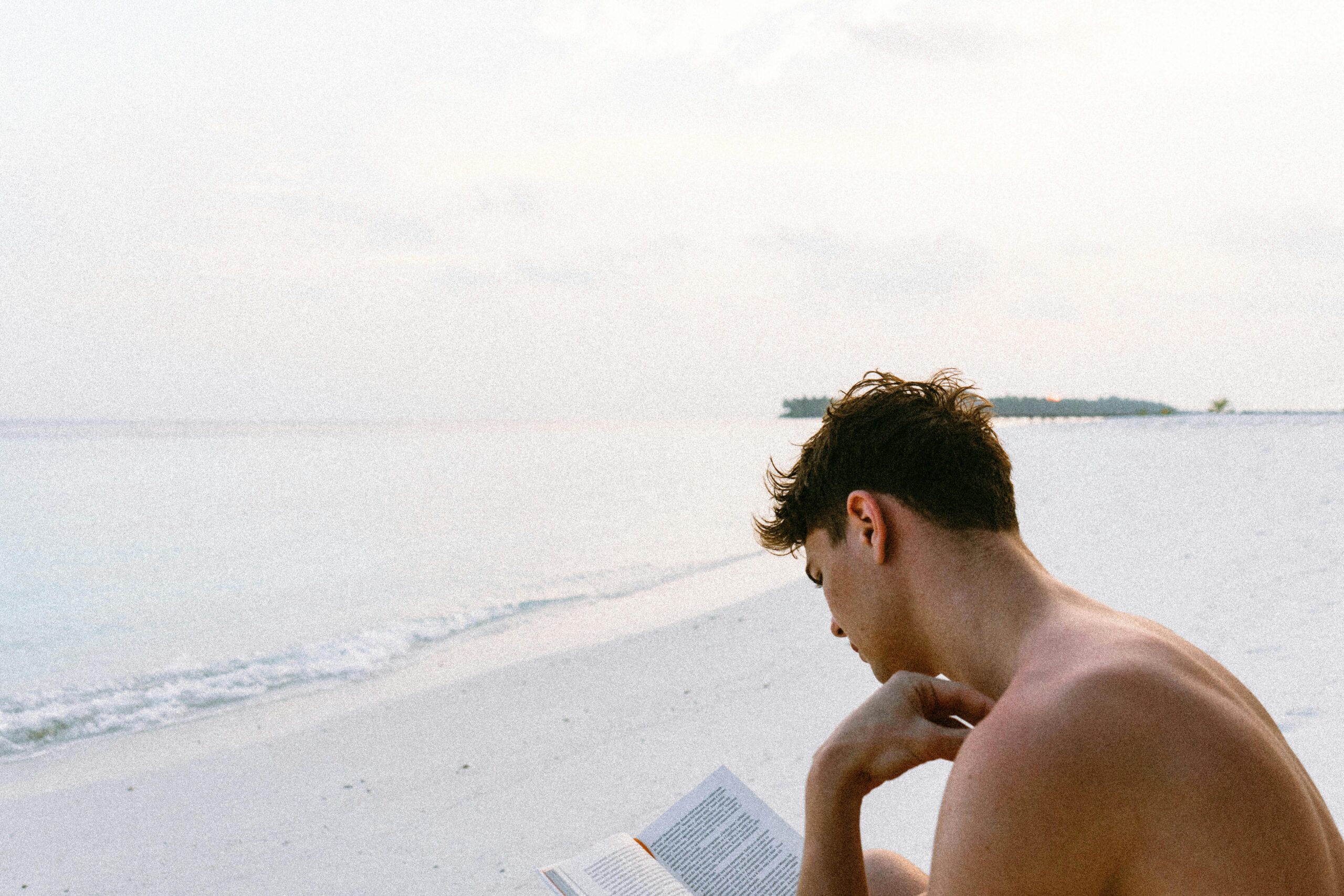 Topless Man Reading Book Beim Sitzen Am Strand