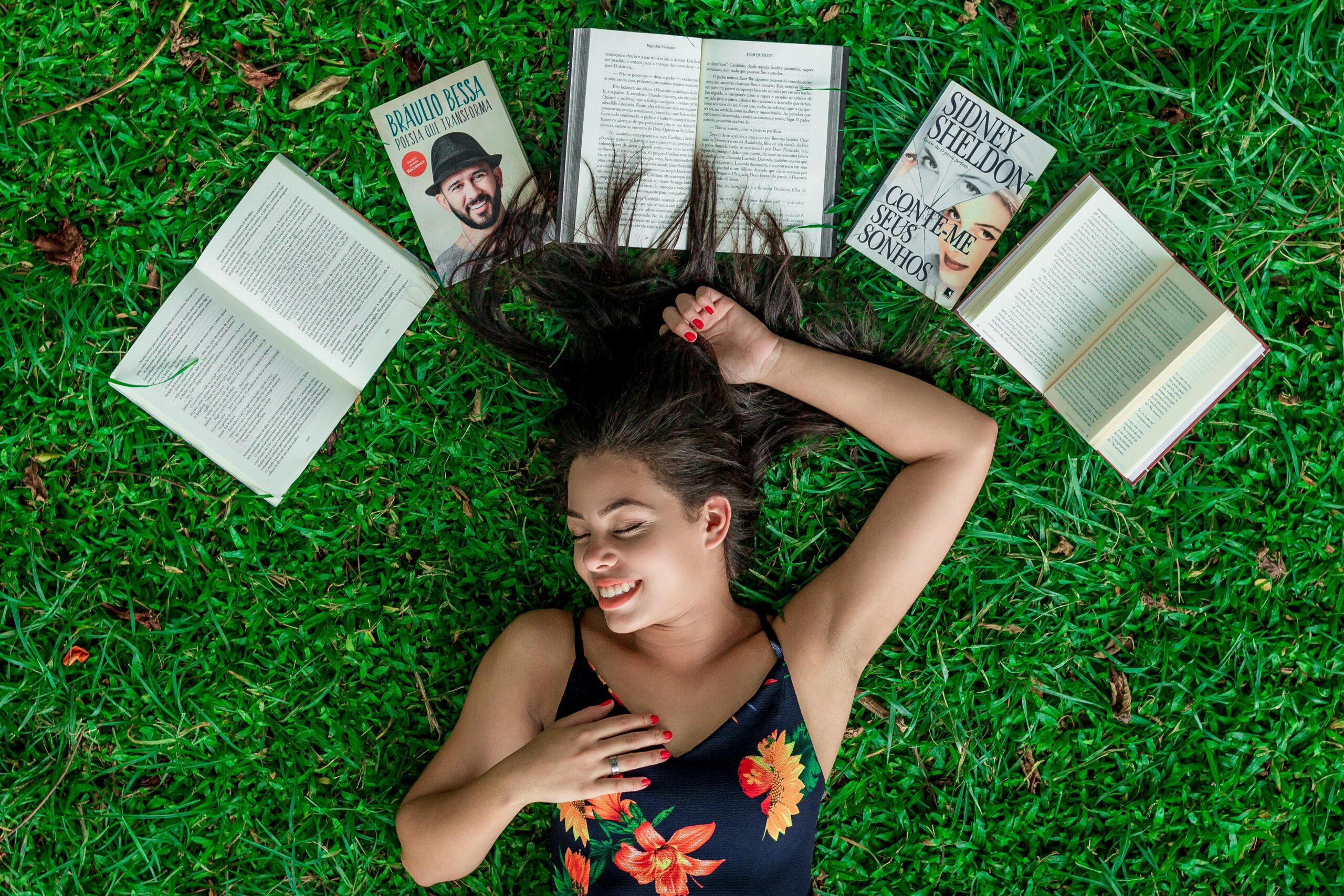 Frau, Die Auf Gras Neben GeÃ¶ffneten BÃ¼chern Liegt