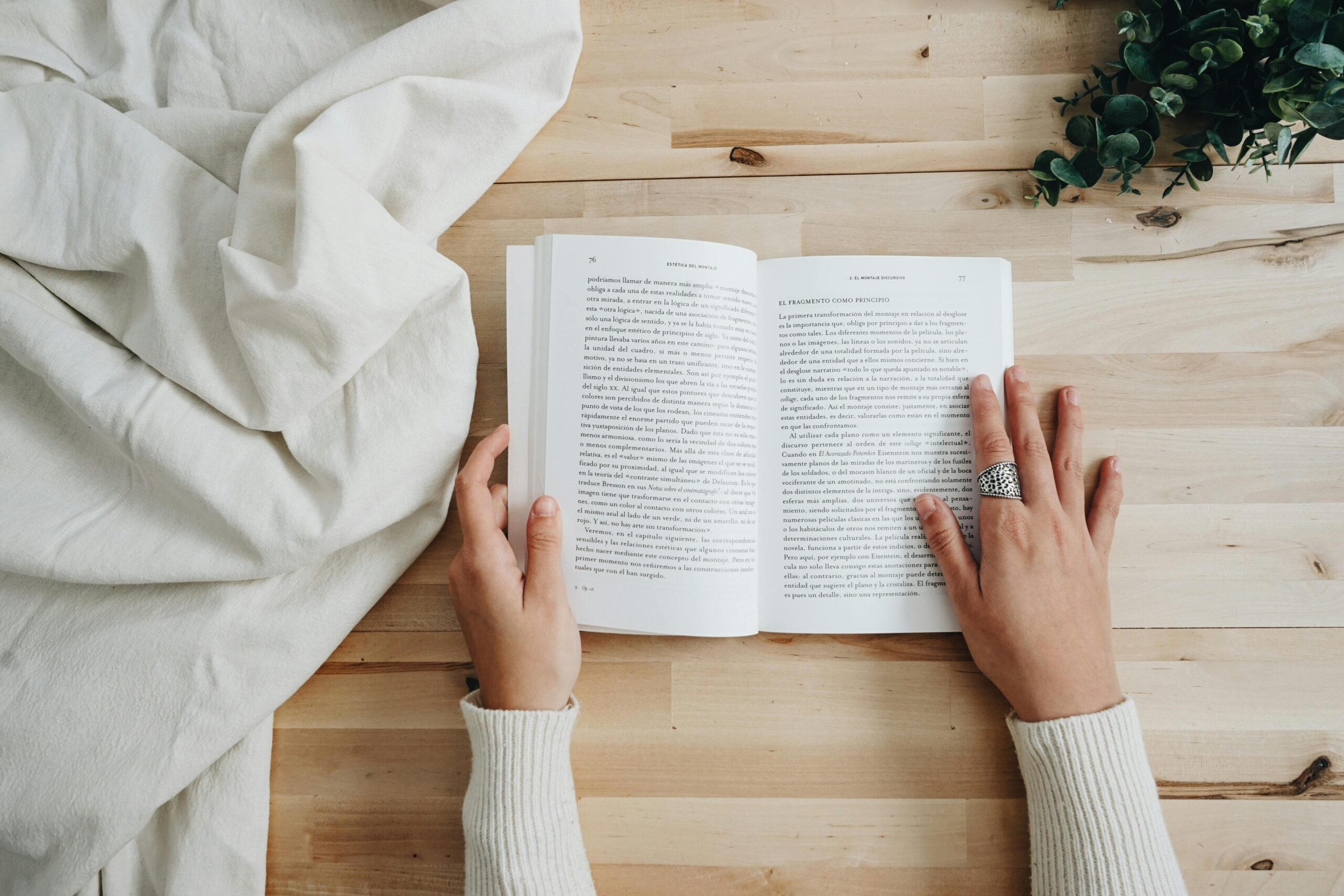 Foto Der Person, Die Ein Buch HÃ¤lt